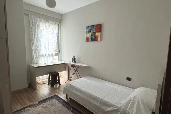 Shtepi me qera Apartament ne Tirane, 2+1, Mobilimi E mobiluar, Pagesa 80,000  Leke.