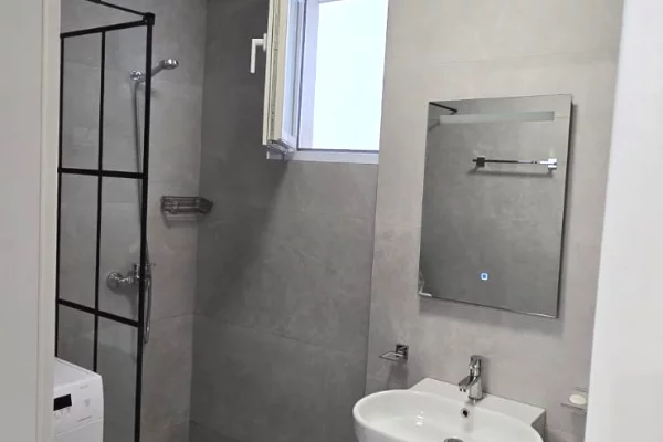 Shtepi me qera Apartament ne Tirane, 2+1, Mobilimi E mobiluar, Pagesa 650  Euro.