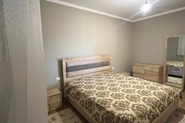 Shtepi me qera Apartament ne Tirane, 2+1, Mobilimi E mobiluar, Pagesa 60,000  Leke.
