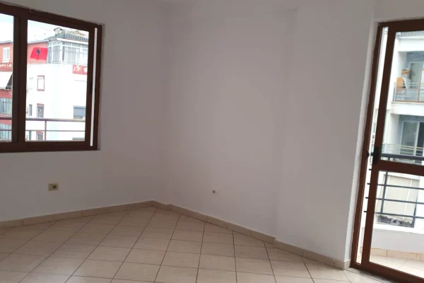 Shtepi me qera Apartament ne Tirane, 2+1, Mobilimi Bosh, pa mobiluar, Pagesa 35,000  Leke.