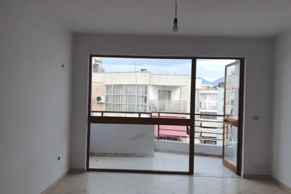 Shtepi me qera Apartament ne Tirane, 2+1, Mobilimi Bosh, pa mobiluar, Pagesa 35,000  Leke.