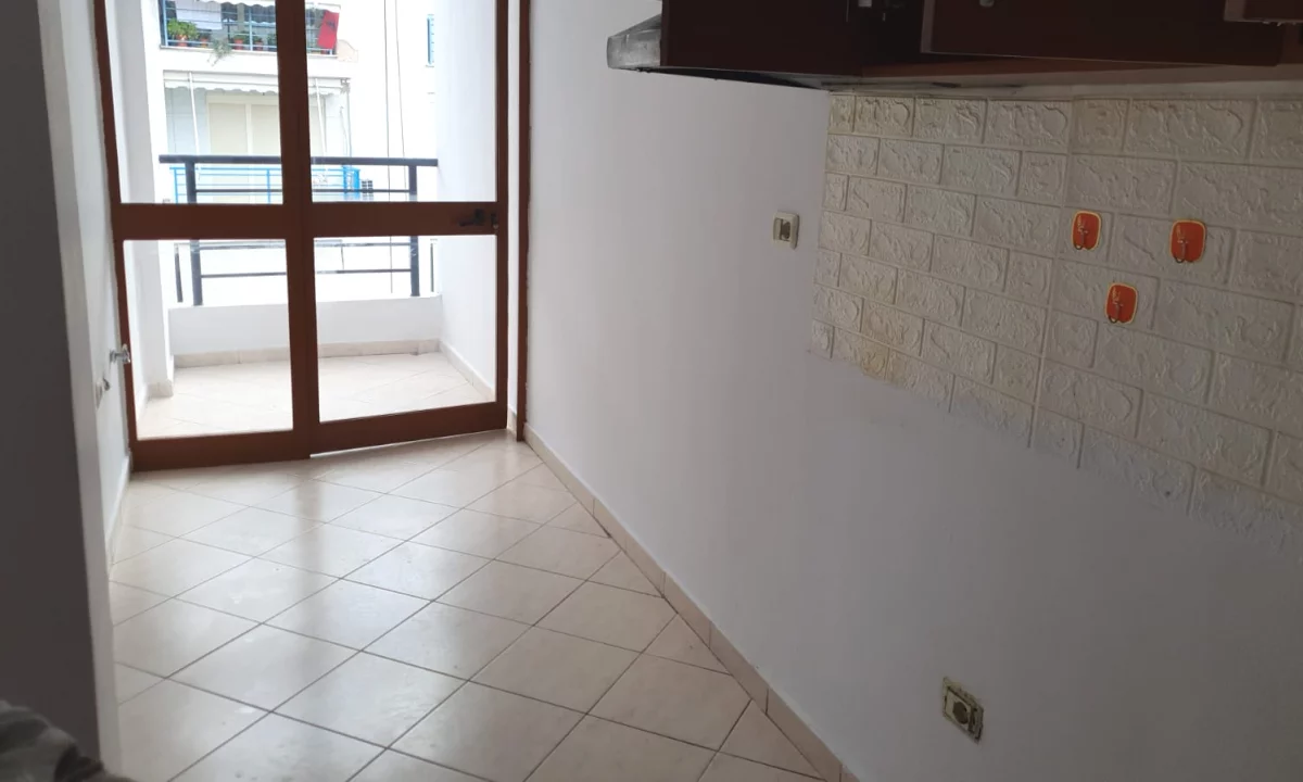 Shtepi me qera Apartament ne Tirane, 2+1, Mobilimi Bosh, pa mobiluar, Pagesa 35,000  Leke.