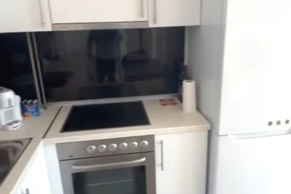 Jepet me qira një apartament 2+1në zonën e Rruges 5 Maj  te pallatet e bashkise  430 mije leke 