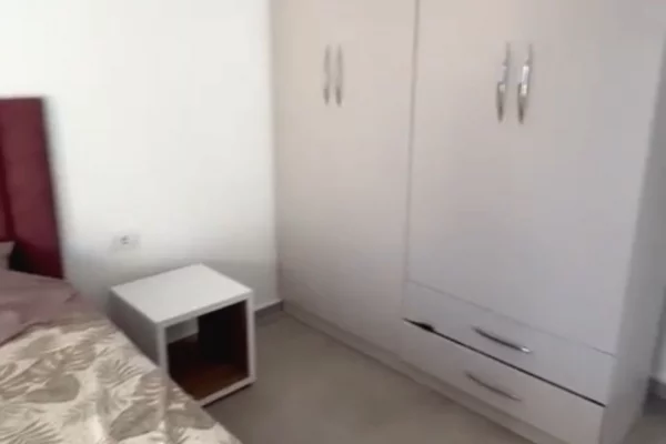Shtepi me qera Apartament ne Tirane, 2+1, Mobilimi E mobiluar, Pagesa 43,000  Leke.