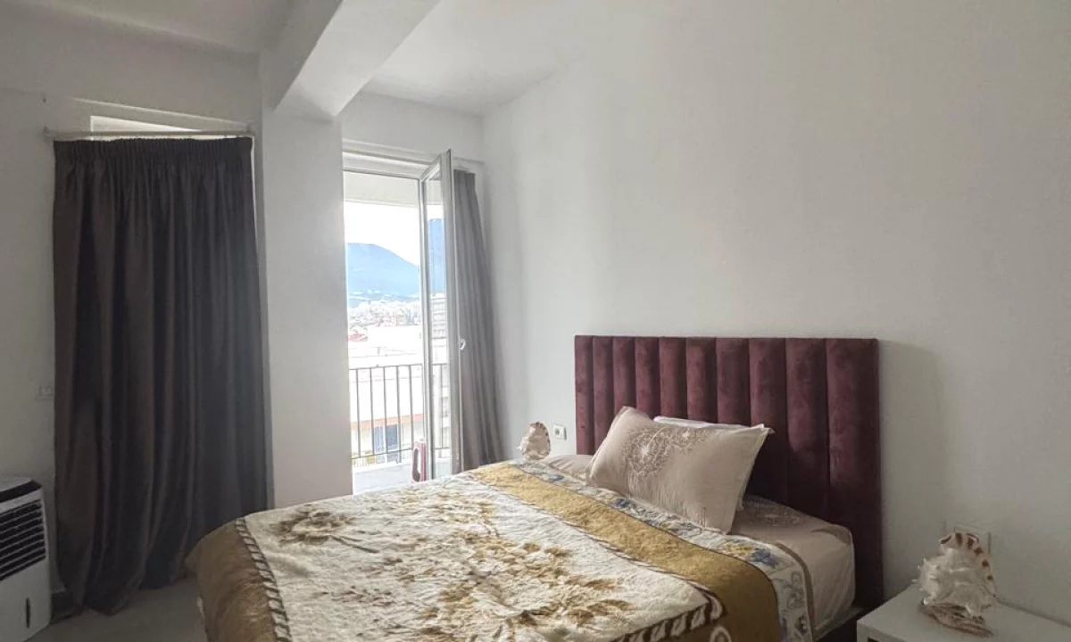 Shtepi me qera Apartament ne Tirane, 2+1, Mobilimi E mobiluar, Pagesa 43,000  Leke.