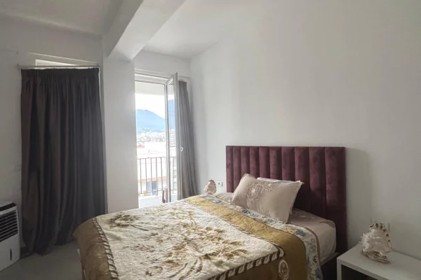 Jepet me qira një apartament 2+1në zonën e Rruges 5 Maj te pallatet e bashkise 430 mije leke