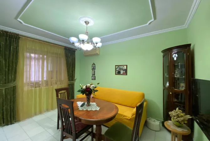 Shtepi ne shitje Apartament ne Tirane, 4+1, Mobilimi Pjeserisht e mobiluar, Pagesa 220,000  Euro.