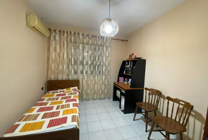 Shtepi ne shitje Apartament ne Tirane, 4+1, Mobilimi Pjeserisht e mobiluar, Pagesa 220,000  Euro.