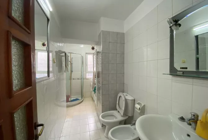 Shtepi ne shitje Apartament ne Tirane, 4+1, Mobilimi Pjeserisht e mobiluar, Pagesa 220,000  Euro.