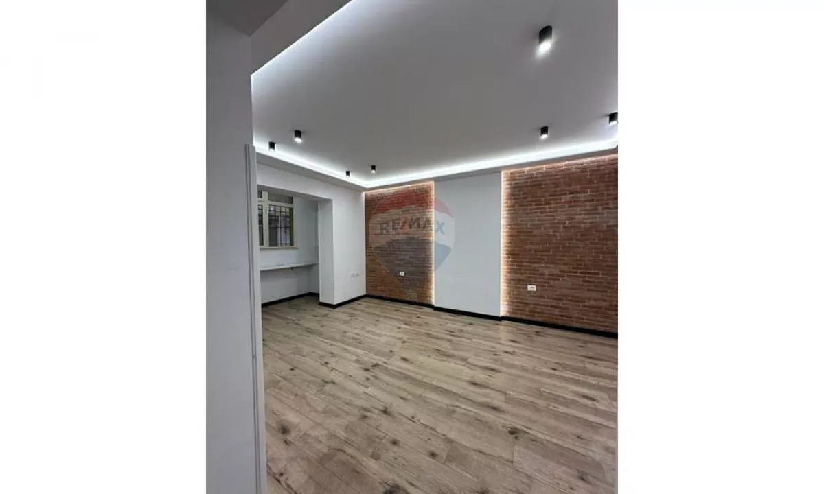 Shtepi ne shitje Apartament ne Tirane, 1+1, Mobilimi Bosh, pa mobiluar, Pagesa 158,000  Euro.