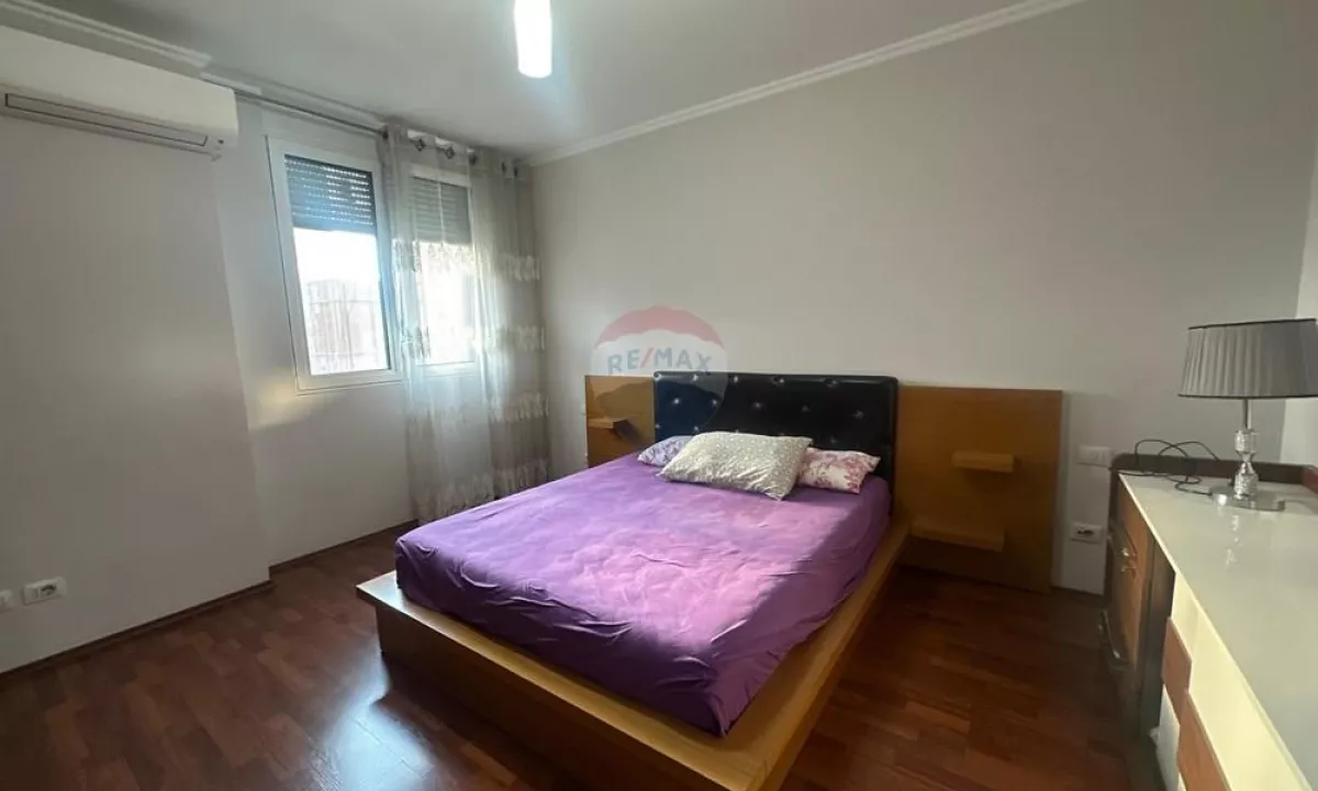 Shtepi ne shitje Apartament ne Tirane, 3+1, Mobilimi E mobiluar, Pagesa 299,000  Euro.