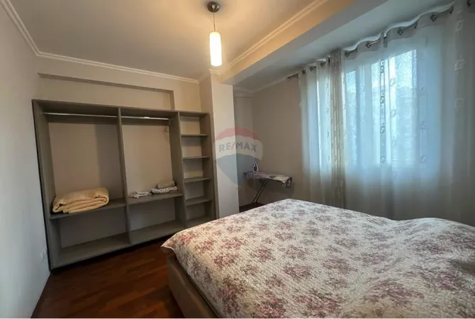 Shtepi ne shitje Apartament ne Tirane, 3+1, Mobilimi E mobiluar, Pagesa 299,000  Euro.