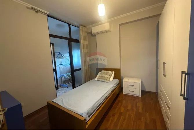 Shtepi ne shitje Apartament ne Tirane, 3+1, Mobilimi E mobiluar, Pagesa 299,000  Euro.