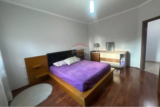 Shtepi ne shitje Apartament ne Tirane, 3+1, Mobilimi E mobiluar, Pagesa 299,000  Euro.