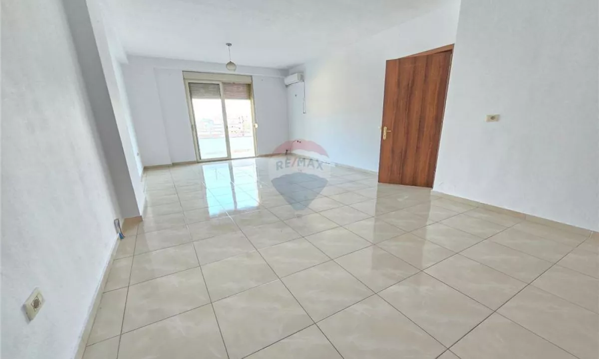 Shtepi ne shitje Apartament ne Tirane, 2+1, Mobilimi Bosh, pa mobiluar, Pagesa 180,000  Euro.