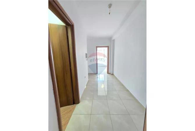 Shtepi ne shitje Apartament ne Tirane, 2+1, Mobilimi Bosh, pa mobiluar, Pagesa 180,000  Euro.