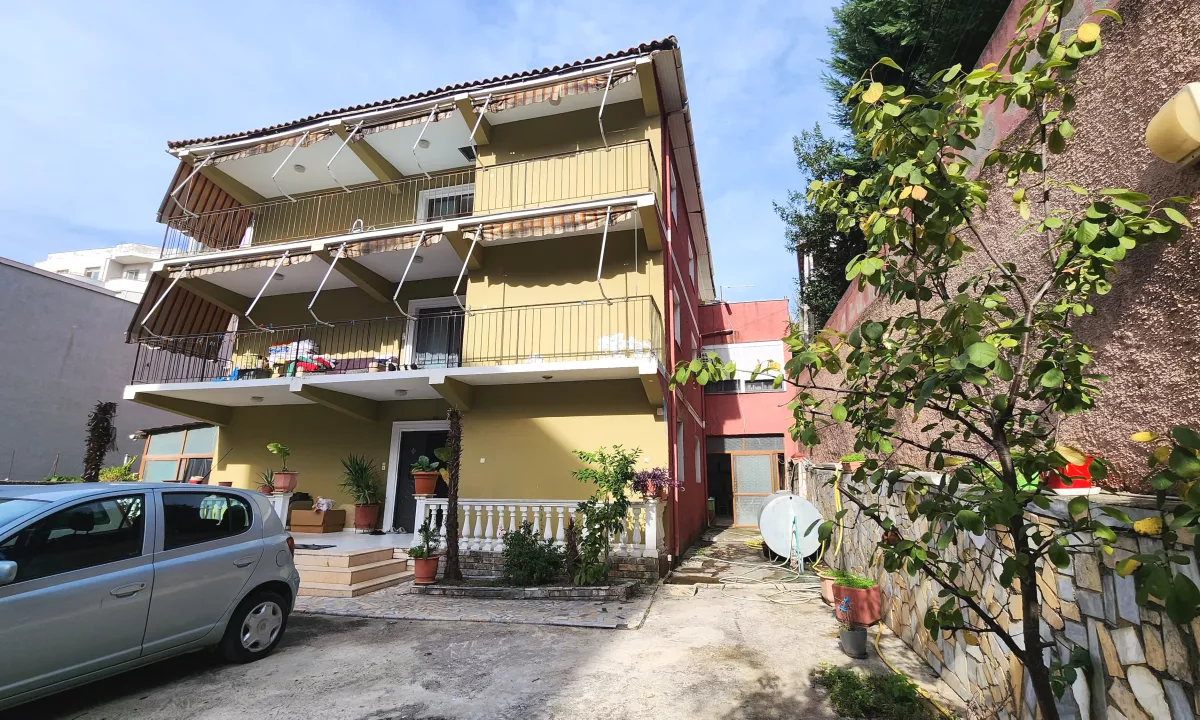 Shtepi ne shitje Vila Luksoze ne Tirane, 5+1, Mobilimi Pjeserisht e mobiluar, Pagesa 430,000  Euro.