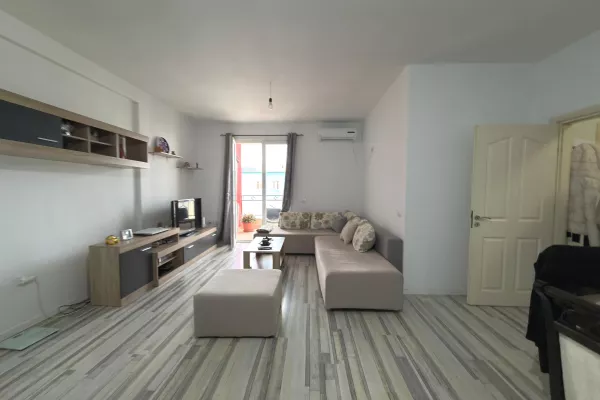 Shtepi ne shitje Apartament ne Tirane, 2+1, Mobilimi E mobiluar, Pagesa 135,000  Euro.