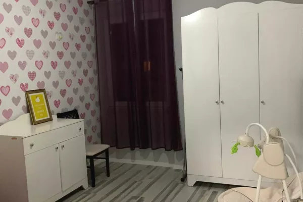 Shtepi ne shitje Apartament ne Tirane, 2+1, Mobilimi E mobiluar, Pagesa 135,000  Euro.