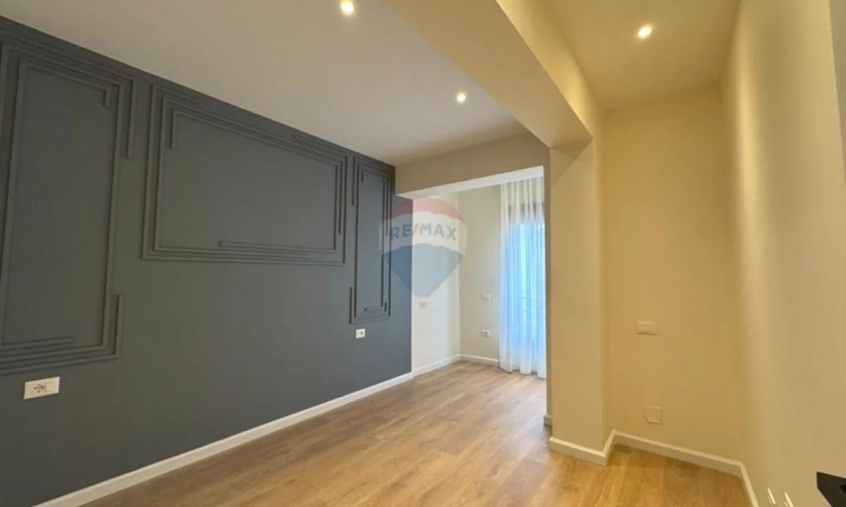 Shtepi ne shitje Apartament ne Tirane, 1+1, Mobilimi Bosh, pa mobiluar, Pagesa 165,000  Euro.