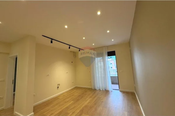 Shtepi ne shitje Apartament ne Tirane, 1+1, Mobilimi Bosh, pa mobiluar, Pagesa 165,000  Euro.