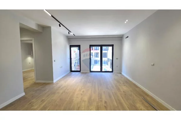 Shtepi ne shitje Apartament ne Tirane, 1+1, Mobilimi Bosh, pa mobiluar, Pagesa 135,000  Euro.