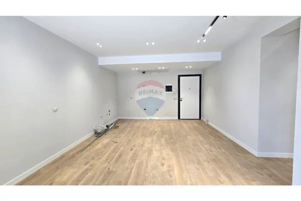 Shtepi ne shitje Apartament ne Tirane, 1+1, Mobilimi Bosh, pa mobiluar, Pagesa 135,000  Euro.