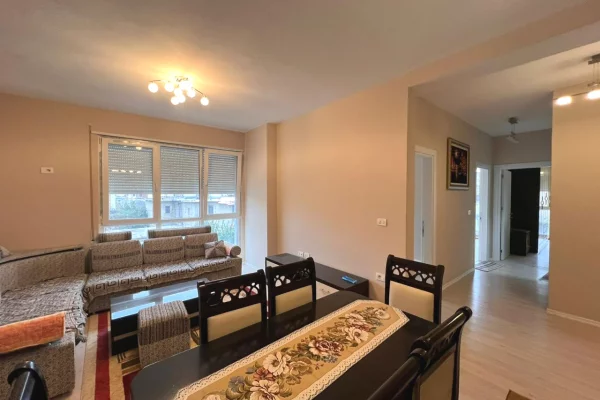 Shtepi ne shitje Apartament ne Tirane, 3+1, Mobilimi Pjeserisht e mobiluar, Pagesa 160,000  Euro.