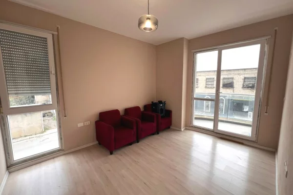 Shtepi ne shitje Apartament ne Tirane, 3+1, Mobilimi Pjeserisht e mobiluar, Pagesa 160,000  Euro.