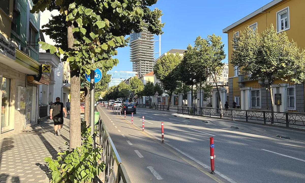 Shtepi ne shitje Apartament ne Tirane, 2+1, Mobilimi Bosh, pa mobiluar, Pagesa 168,000  Euro.