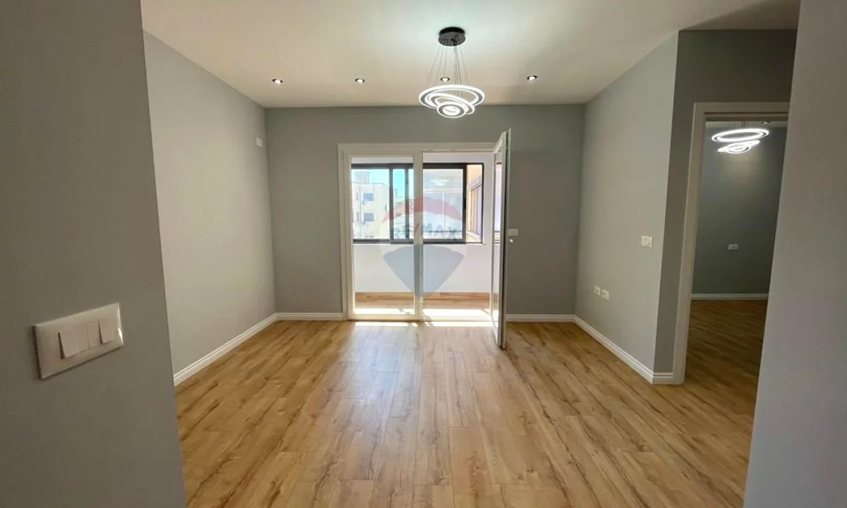 Shtepi ne shitje Apartament ne Tirane, 1+1, Mobilimi Bosh, pa mobiluar, Pagesa 98,000  Euro.