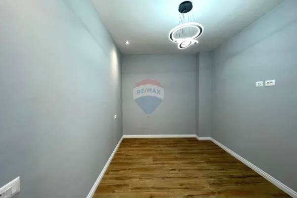 Shtepi ne shitje Apartament ne Tirane, 1+1, Mobilimi Bosh, pa mobiluar, Pagesa 98,000  Euro.