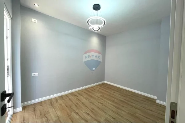 Shtepi ne shitje Apartament ne Tirane, 1+1, Mobilimi Bosh, pa mobiluar, Pagesa 98,000  Euro.