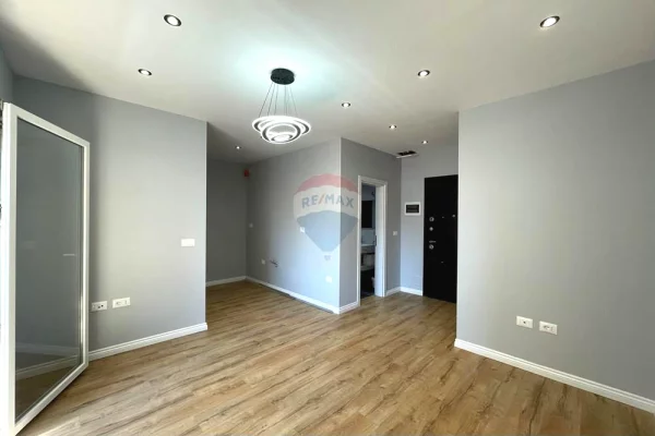 Shtepi ne shitje Apartament ne Tirane, 1+1, Mobilimi Bosh, pa mobiluar, Pagesa 98,000  Euro.