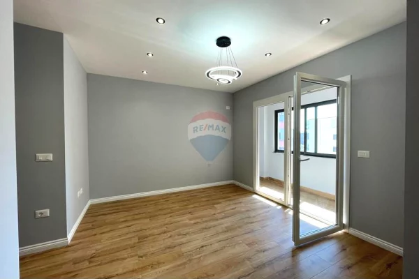 Shtepi ne shitje Apartament ne Tirane, 1+1, Mobilimi Bosh, pa mobiluar, Pagesa 98,000  Euro.