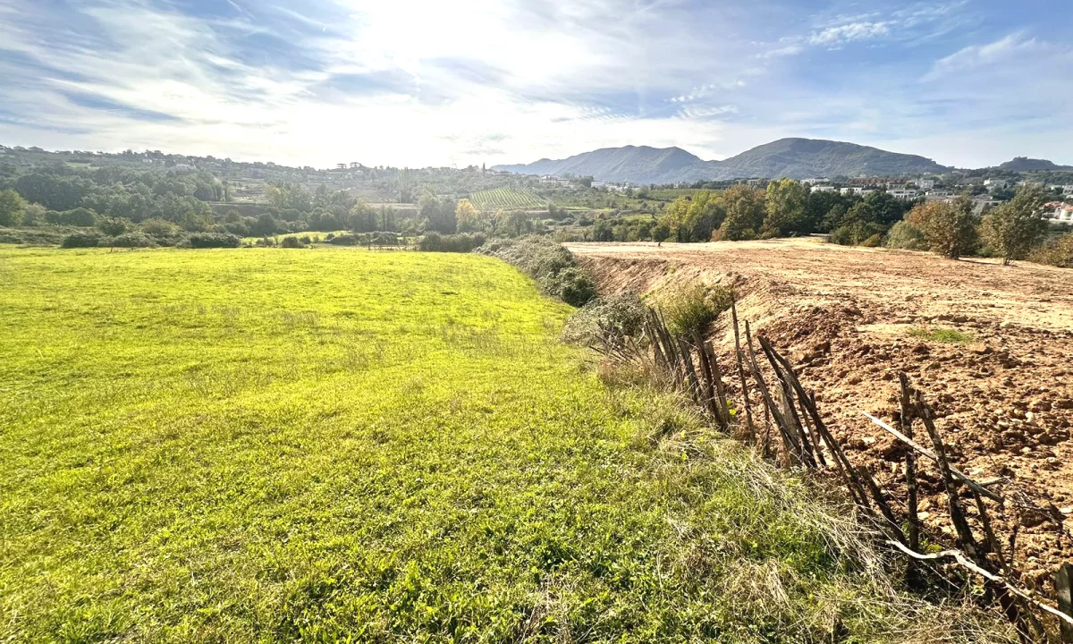 Toke per shitje prane Teg,te Rolling Hills.