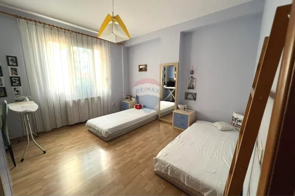 Shtepi ne shitje Apartament ne Tirane, 2+1, Mobilimi E mobiluar, Pagesa 342,000  Euro.