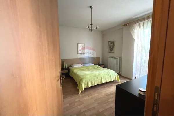 Shtepi ne shitje Apartament ne Tirane, 2+1, Mobilimi E mobiluar, Pagesa 342,000  Euro.