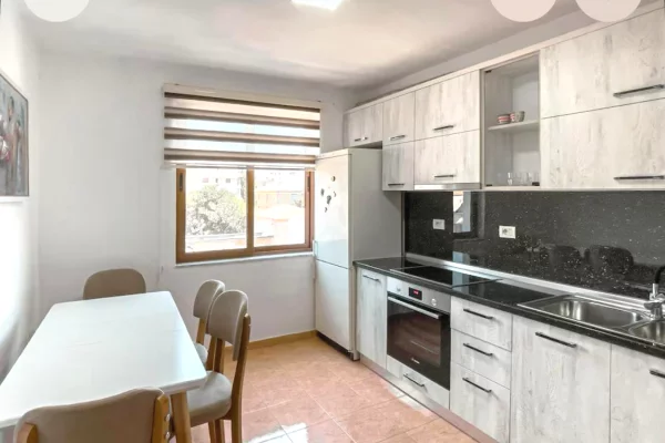 Shtepi me qera Apartament ne Tirane, 1+1, Mobilimi E mobiluar, Pagesa 550  Euro.