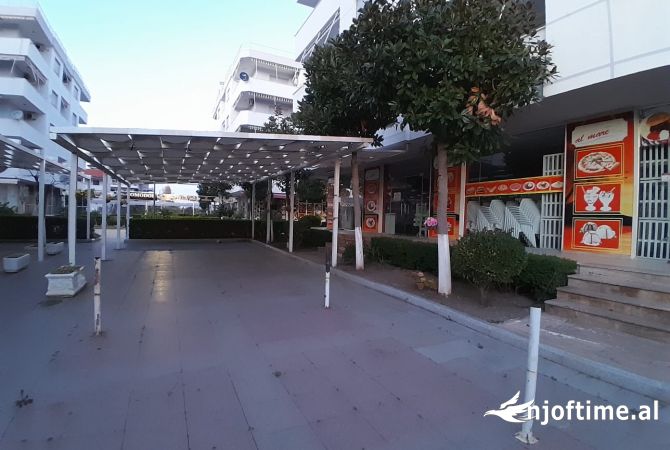 Ambiente Commerciale in Vendita 2+1 a Scutari - 176,000 Euro