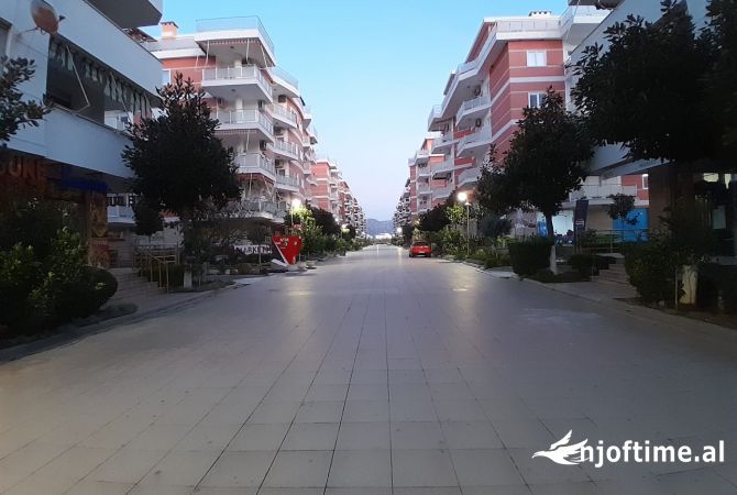 Ambiente Commerciale in Vendita 2+1 a Scutari - 176,000 Euro