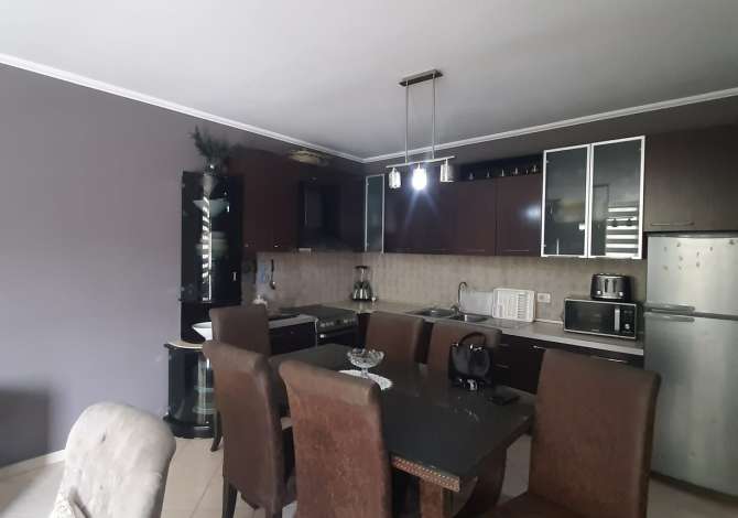 Shitet apartament 2+1 pran komplekseve Cabej 