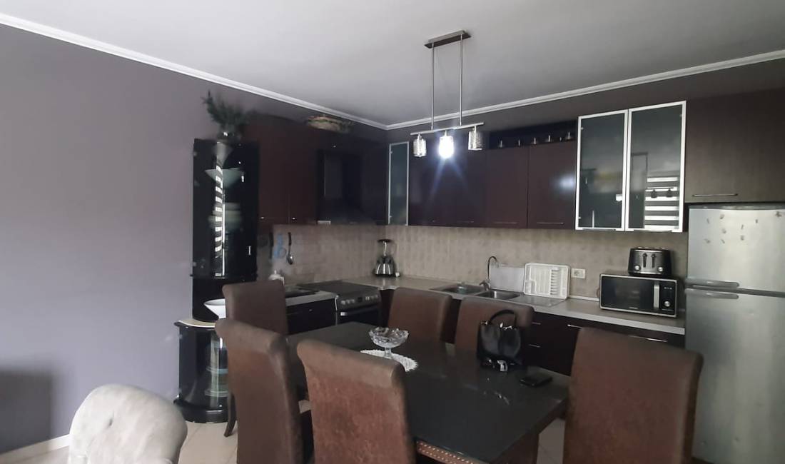 Shtepi ne shitje Apartament ne Tirane, 2+1, Mobilimi E mobiluar, Pagesa 118,000  Euro.