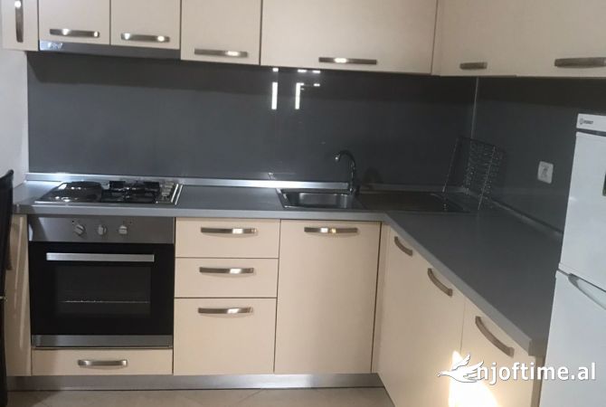 Shtepi me qera Apartament ne Tirane, 2+1, Mobilimi E mobiluar, Pagesa 550  Euro.