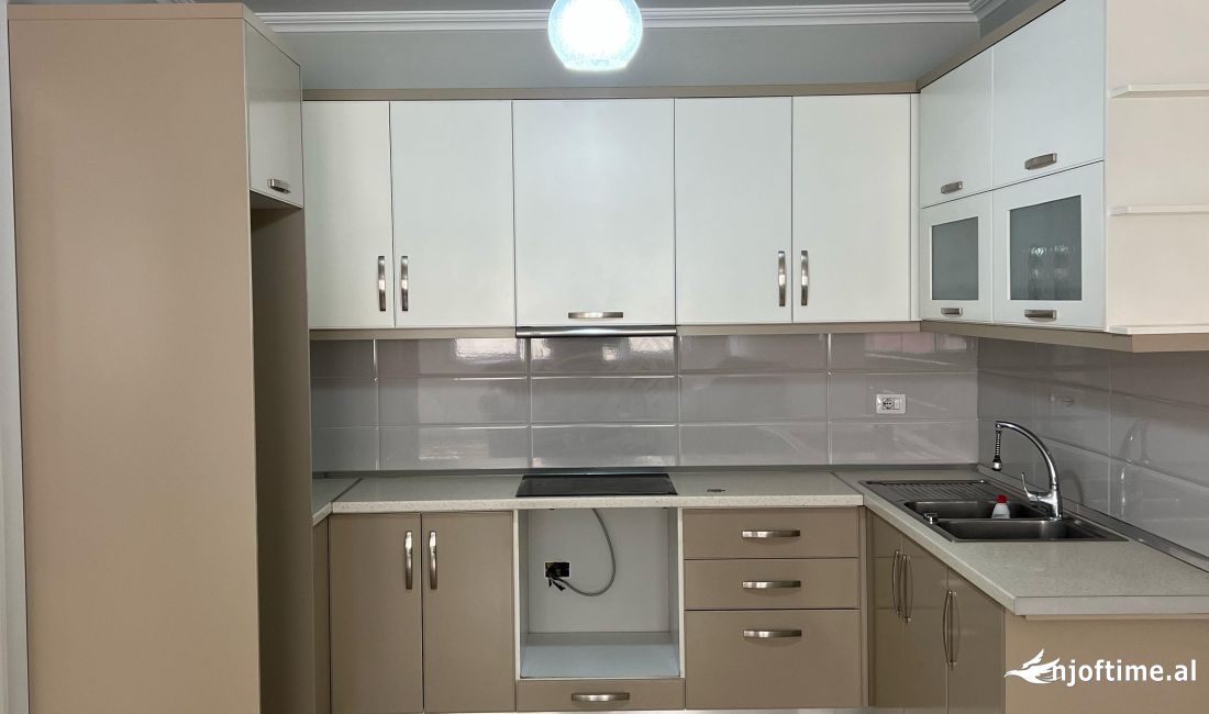 Shtepi ne shitje Apartament ne Tirane, 2+1, Mobilimi Pjeserisht e mobiluar, Pagesa 140,000  Euro.