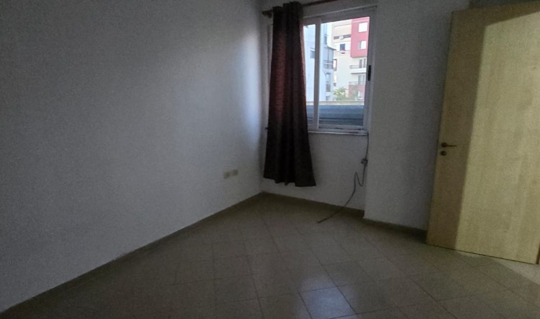Shtepi ne shitje Apartament ne Tirane, 1+1, Mobilimi Bosh, pa mobiluar, Pagesa 76,500  Euro.