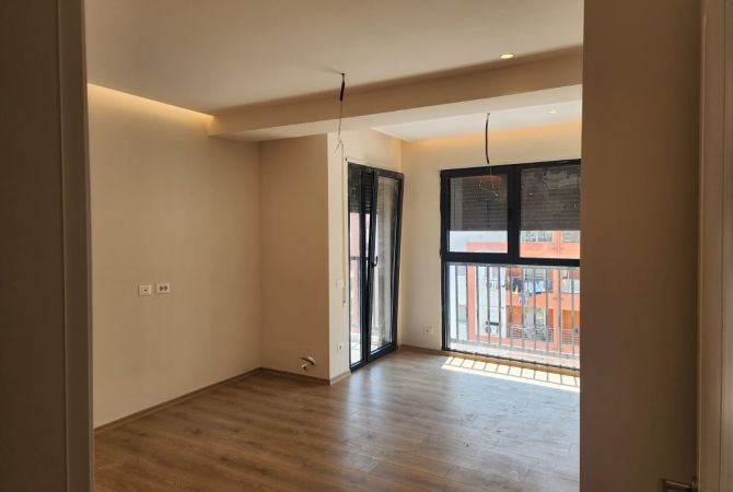 Shtepi me qera Apartament ne Tirane, 2+1, Mobilimi Bosh, pa mobiluar, Pagesa 500  Euro.