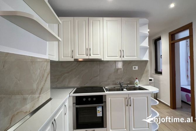 Ambiente Commerciale in Affitto 5+1 a Tirana - 600 Euro