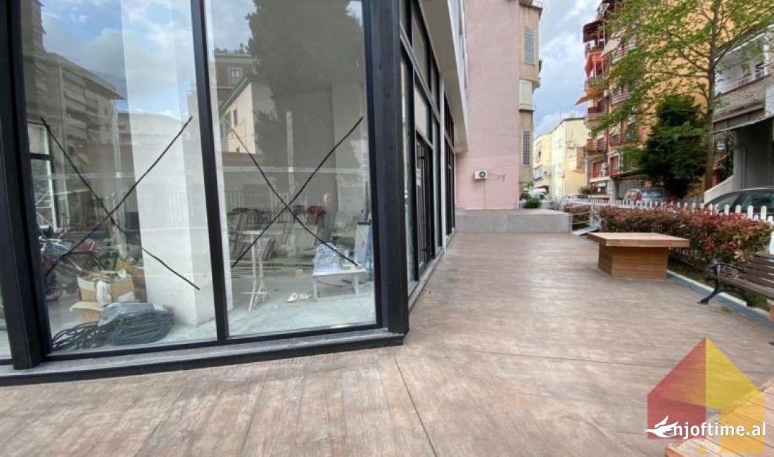 Ambient per shitje 301m2 total 