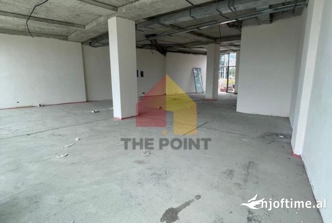 Ambiente Commerciale in Affitto 1+1 a Tirana - 4,000 Euro
